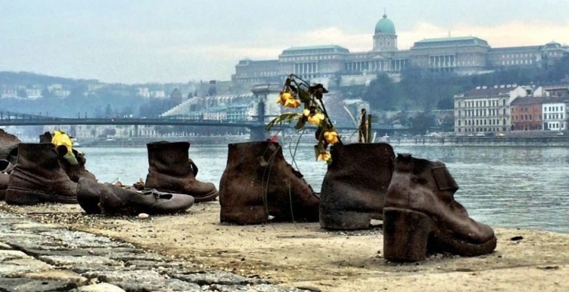 Zapatos En La Orilla Del Danubio