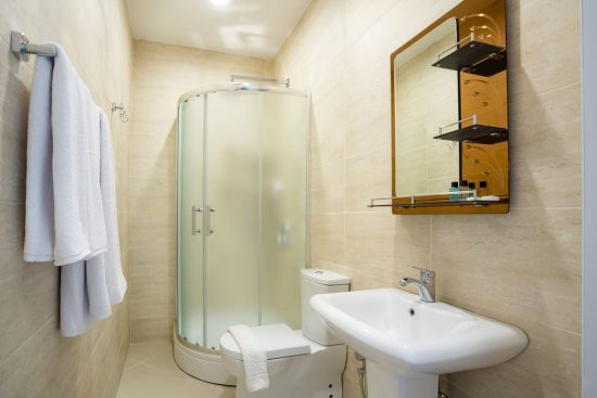 Baños modernos chicos: cómo decorarlos - Buena Vibra